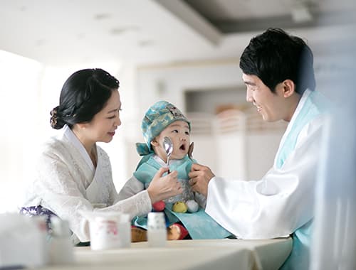 한옥촬영 - 전통 문양 배경의 아기 포트레이트