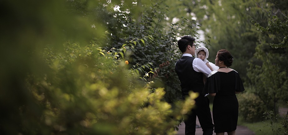 야외 공원 산책로에서 세 사람 뒷모습