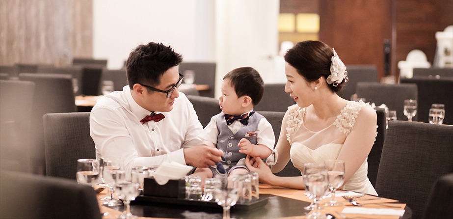 연회장 테이블에서 가족 3인