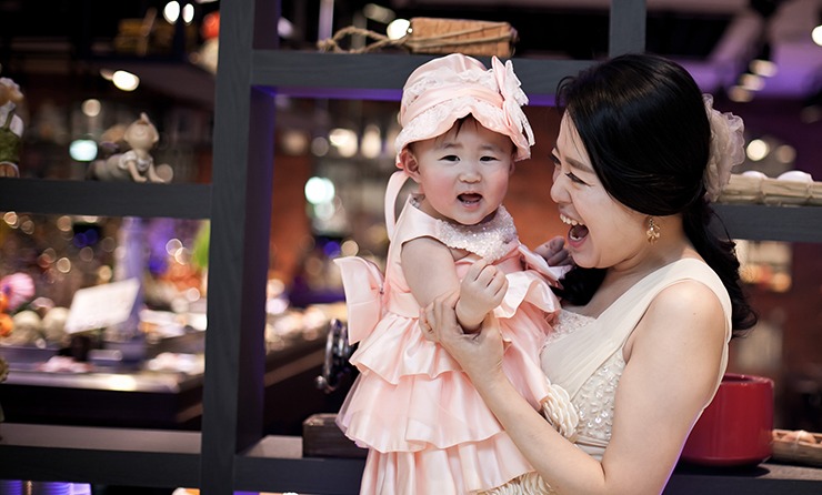 뷔페홀 선반 앞에서 엄마와 아이