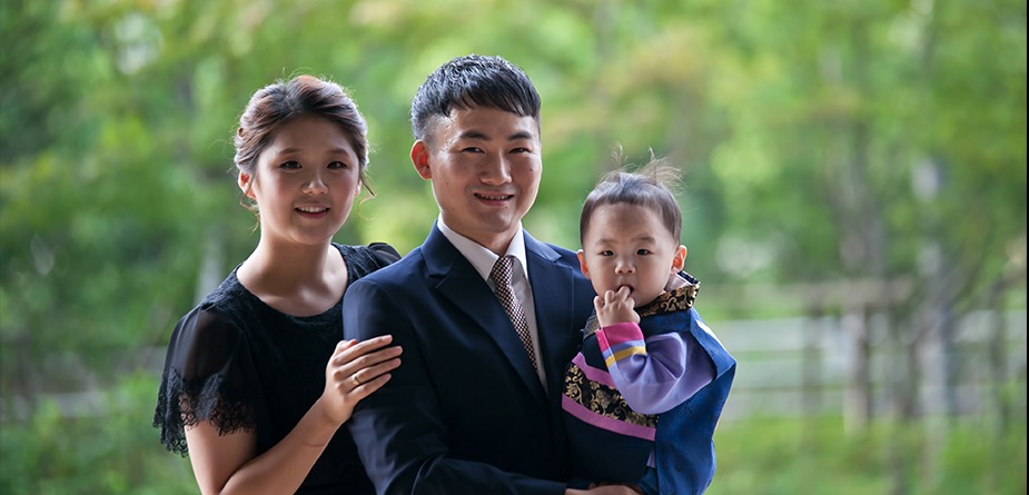 공원 입구, 가족 3인 이동 장면