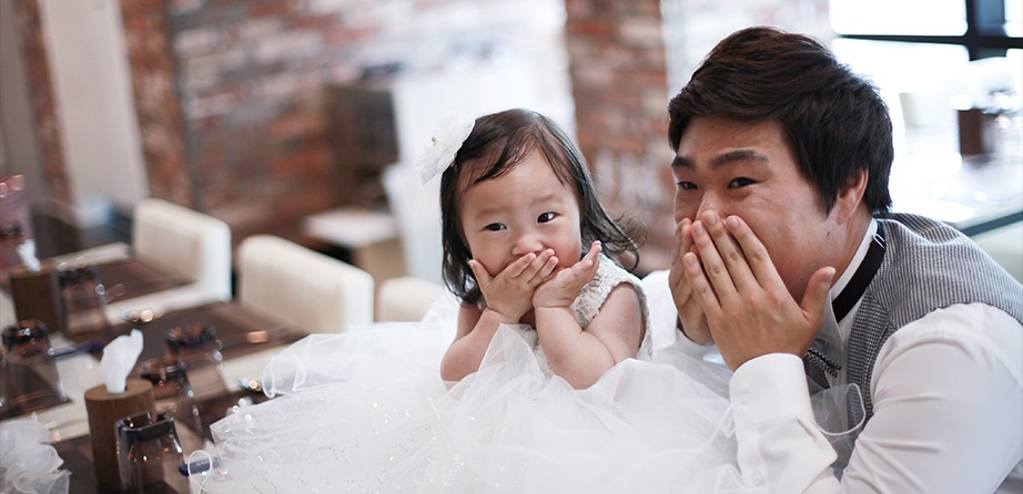 돌상 스냅 - 아빠와 아이 함께 입 가리는 장면