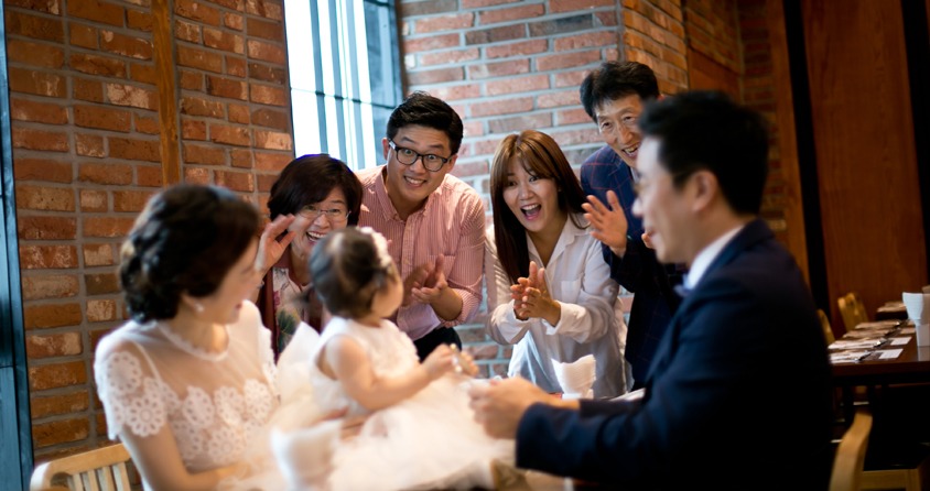 돌잔치 현장 — 친지들 박수와 환호