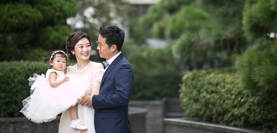 야외 정원 돌스냅 — 가족 3인 사진