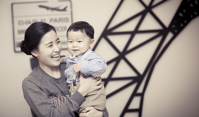 에펠탑 테마 공간에서 엄마와 아이