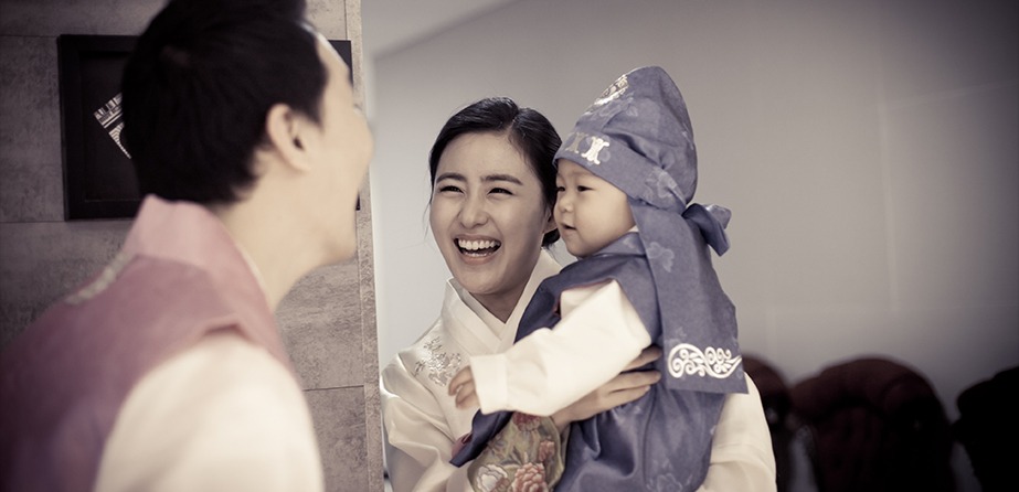 복건 쓴 아이와 엄마, 할머니