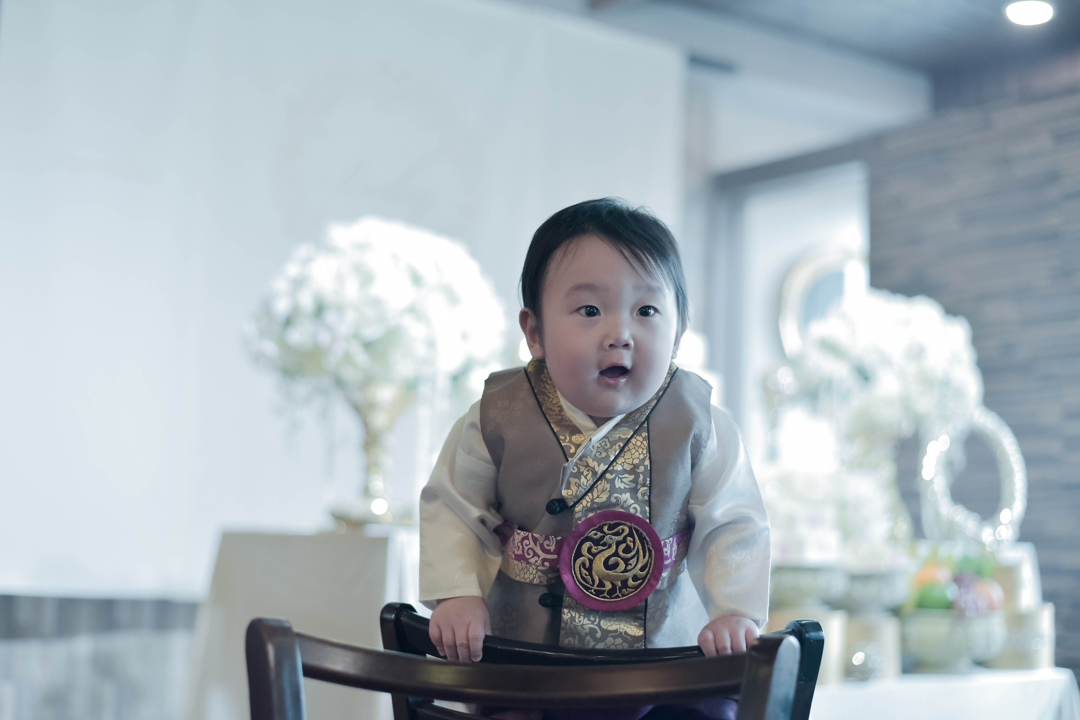 창가 앞에서 의자를 짚고 선 지후 — 한복 전신