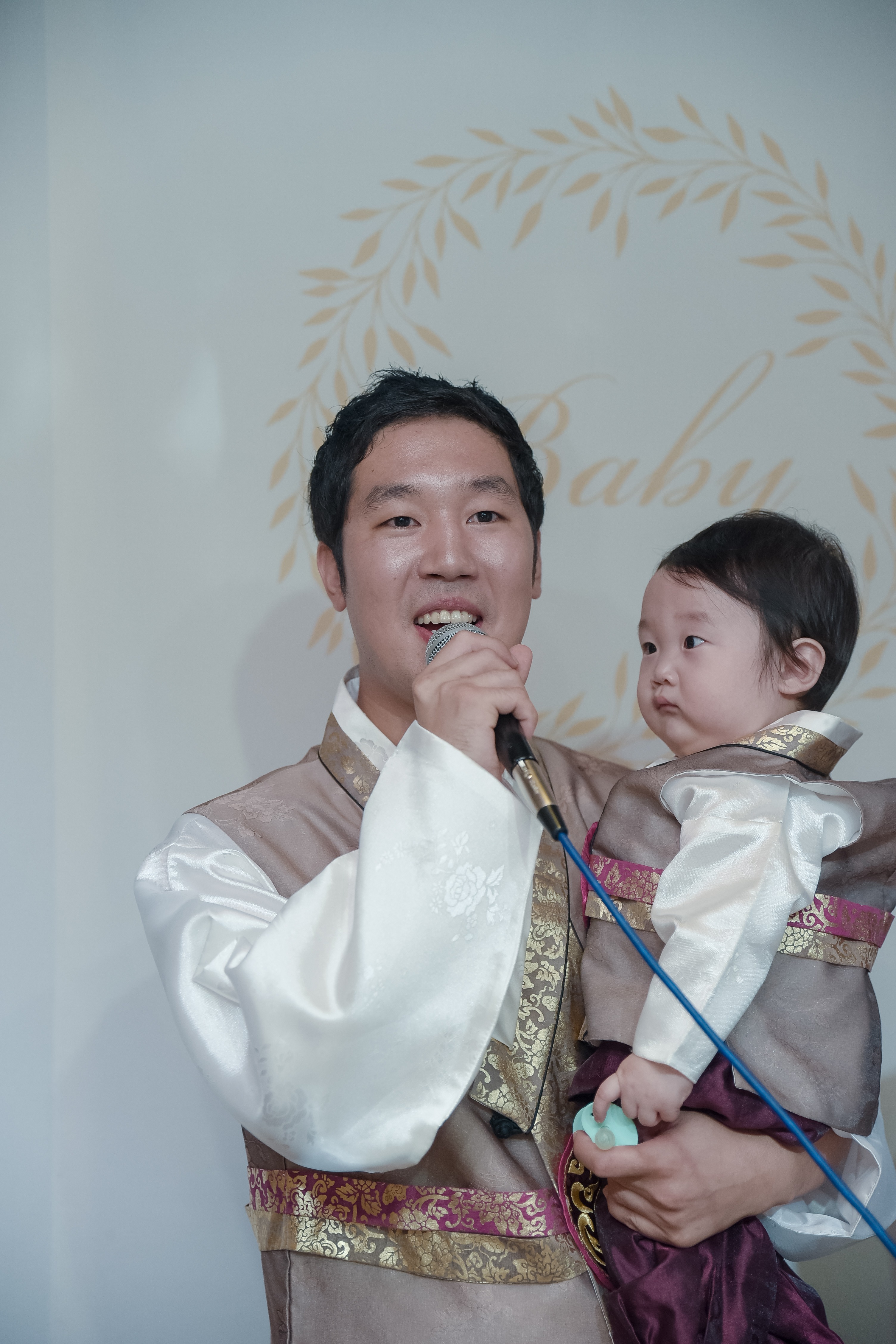 마이크를 든 아빠와 지후 — 행사 진행 중