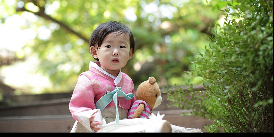 한복 입고 정원 벤치에 혼자 앉은 시원이