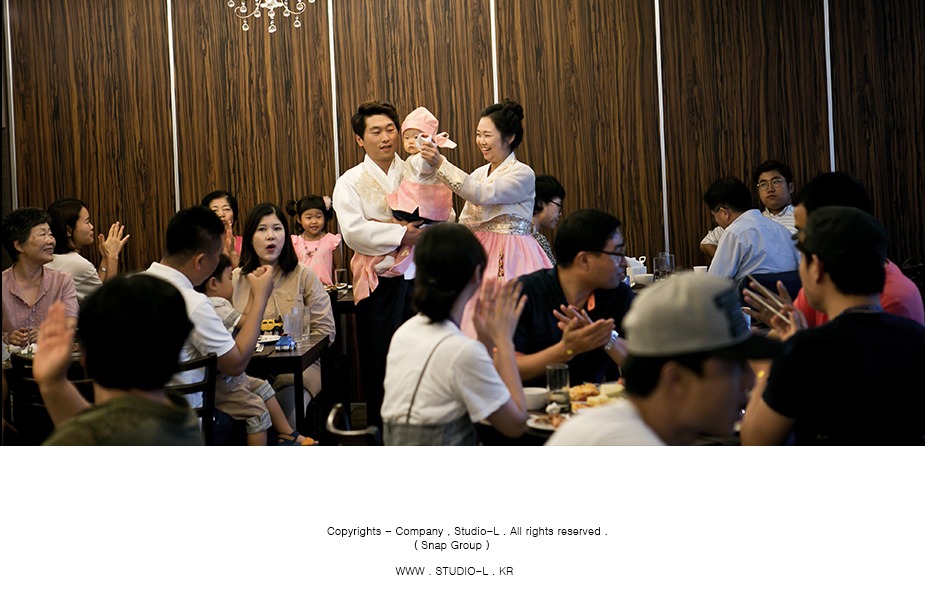 돌잔치 홀 입장 하객 박수 장면