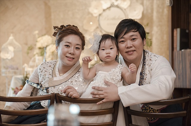 할머니가 유하에게 손을 뻗는 순간
