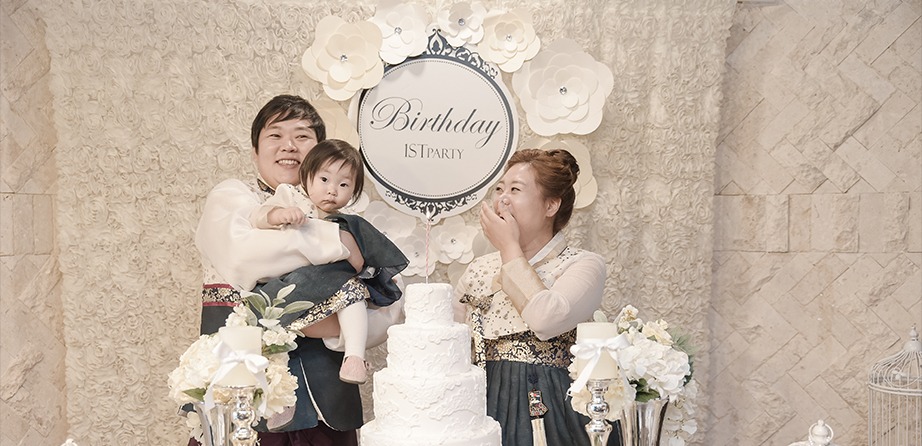 케이크 앞에서 웃음이 터진 엄마와 아빠, 유하