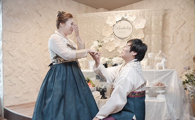 돌잔치홀에서 엄마에게 프로포즈하는 아빠