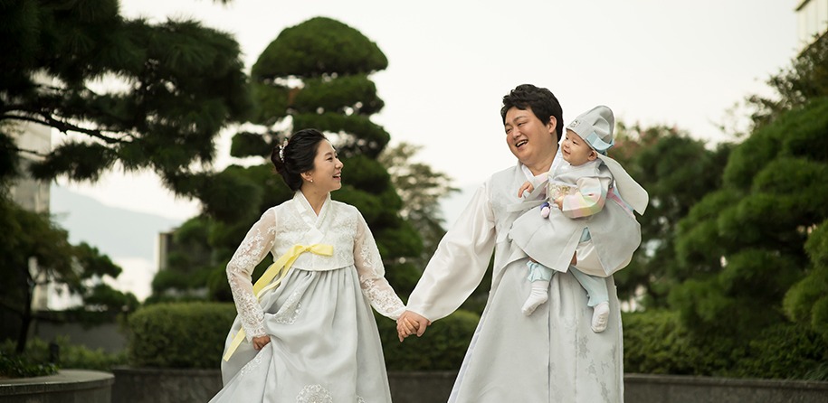 한복 돌복 차림의 아기 가족 야외 산책 컷