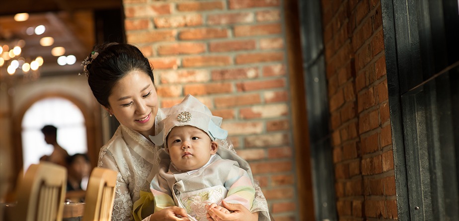 실내 벽돌벽 앞 엄마와 돌복 아기 한복 스냅