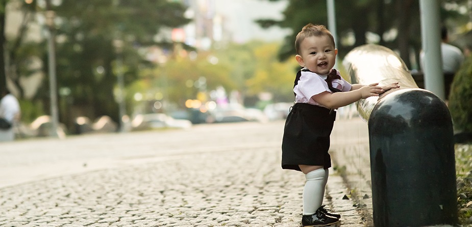 야외 돌길에서 혼자 서 있는 아이