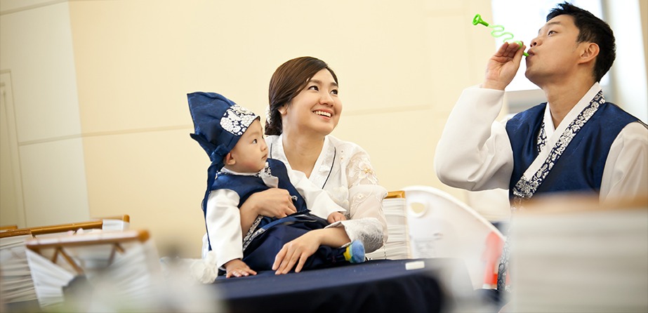 돌잔치 조명 아래, 한복 입은 우준이