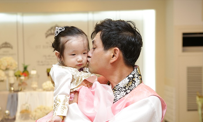 아빠 한복 품에 안긴 새론이 — 아빠 볼 뽀뽀 순간