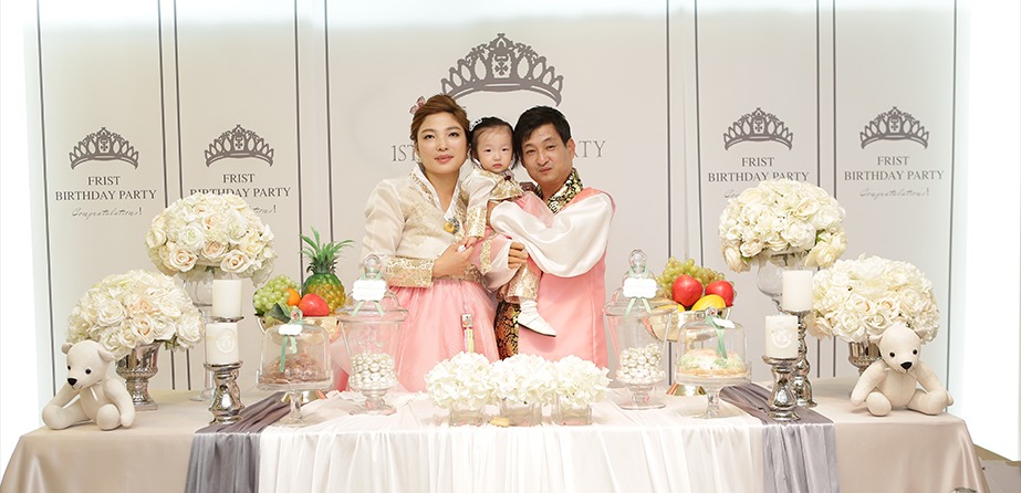1st Birthday 돌상 앞 가족 3인 공식 컷