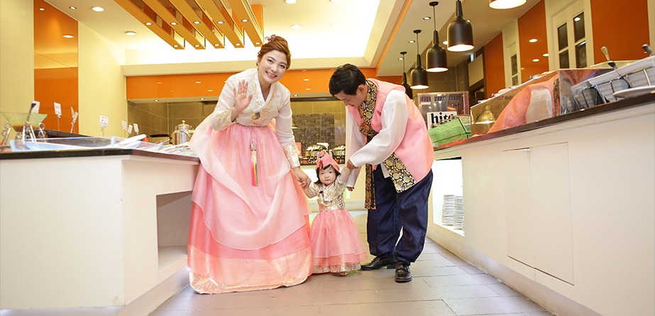 뷔페홀 복도에서 엄마아빠와 새론이 걷는 컷
