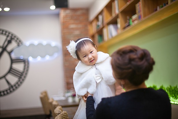 돌잔치 부모 표정, 카메라가 아닌 아이를 볼 때 나온다